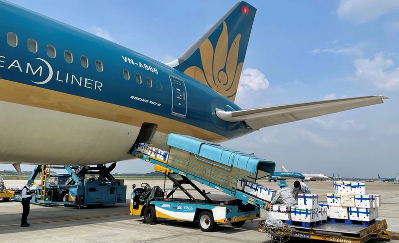 Quy trình chuyển phát nhanh hàng từ TPHCM – Phú Quốc bằng máy bay.